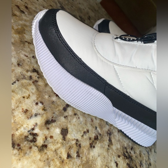 Sorel Out and About White Black Puffer Waterproof Zip Up Boots Booties - Picture 7 of 9